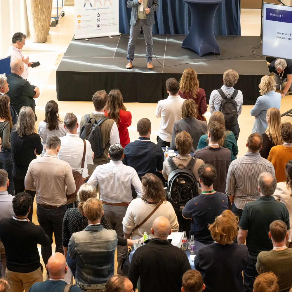 Programma directeur E van Eijk spreekt de deelnemers van de roadshow toe