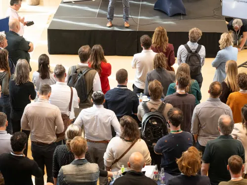 Programma directeur E van Eijk spreekt de deelnemers van de roadshow toe