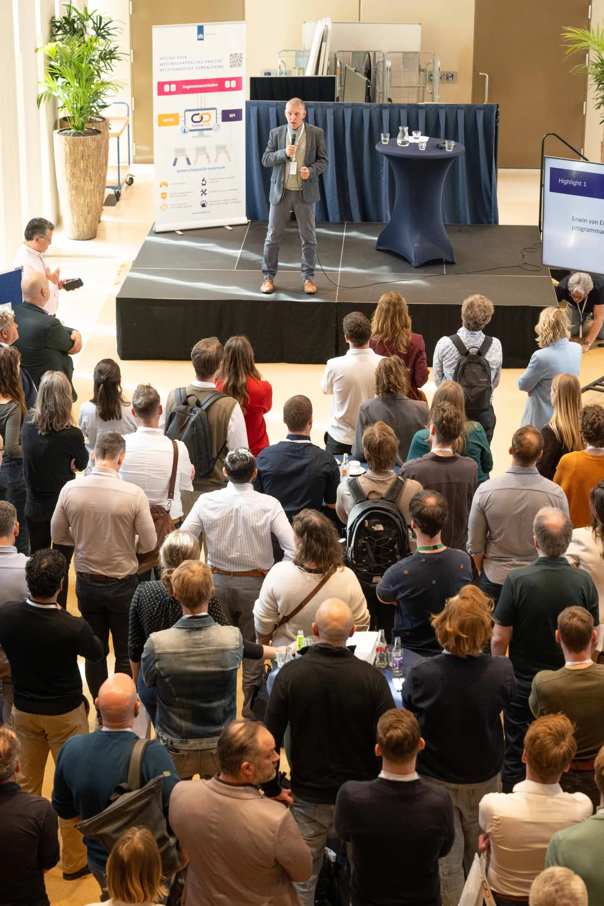 Programma directeur E van Eijk spreekt de deelnemers van de roadshow toe